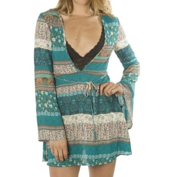 Dresses & Skirts - NOW $9⏳ NEW! Bell Sleeve V-Neck Mini Dress Size M